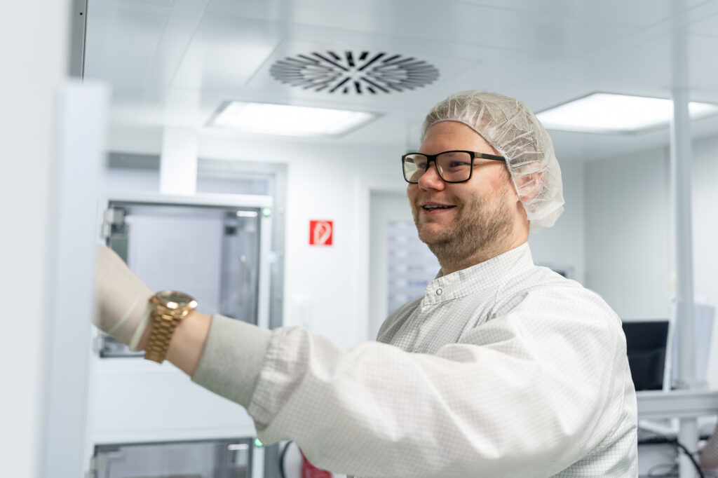 Mitarbeiter von SchwabenBlister bei der Arbeit